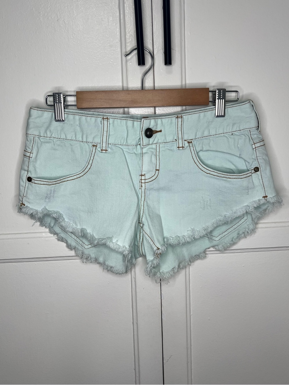 Billabong Women’s Low Rise V-Shaped High-Low Light Blue Denim Shorts | Size 26